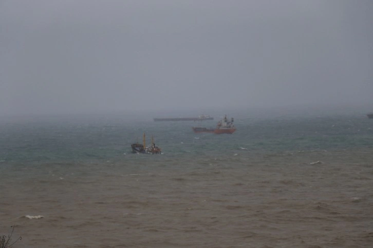 Karadeniz yük gemilerini beşik gibi salladı