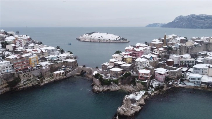 'Karadeniz'in incisi' Amasra kar yağışıyla beyaza büründü