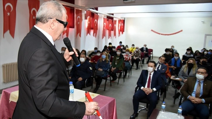 Karanlık dünyasını binlerce kişiye verdiği seminerlerle aydınlatıyor