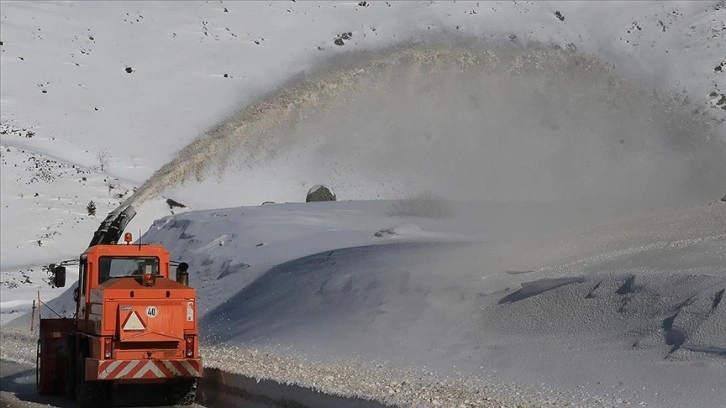 Karayolları ekipleri Kızıldağ ve Sakaltutan geçitlerinde zorlu mesaide