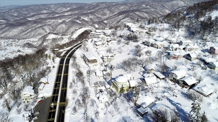 Karla kaplı Bolu Dağı, güneşle ayrı güzelliğe büründü