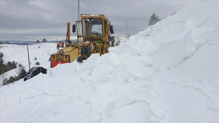 Kastamonu'da yol açma çalışması yapan iş makinesinin üzerine çığ düştü