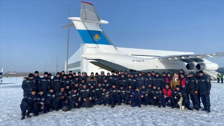 Kazakistan'ın 60 kişilik ikinci arama kurtarma ekibi Türkiye'ye hareket etti