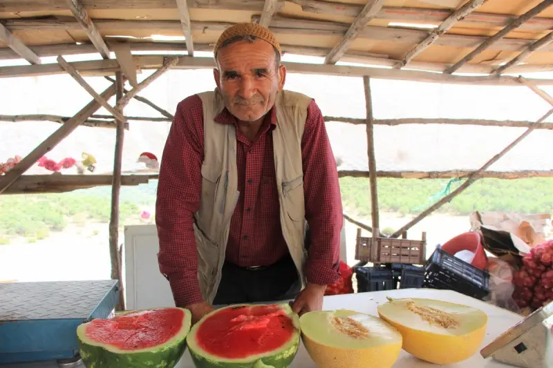 Kendi ektiği sebzeleri 15 yıldır yol kenarındaki tezgahında satıyor