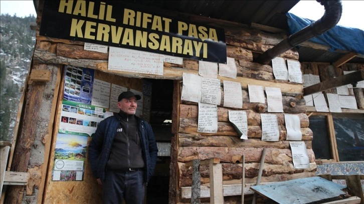 "Kervansaray" dediği kulübesinin kapısını yolcular için 24 saat açık bırakıyor