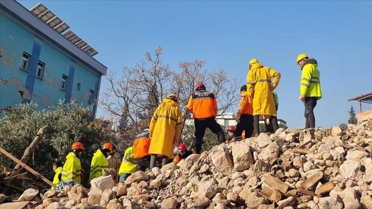 KKTC sivil savunma ekipleri, Hatay'da bir kişiyi enkazdan çıkardı