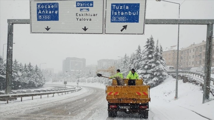 Kocaeli Valiliğinden 'zorunlu olmadıkça trafiğe çıkmayın' uyarısı