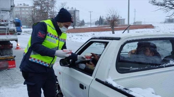 Konya-Ankara kara yolunda mahsur kalanlara sıcak çorba ikramı