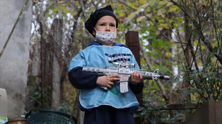 Küçük Mikail 'jandarma' yazılı montuyla her gün ekiplerin yolunu gözlüyor