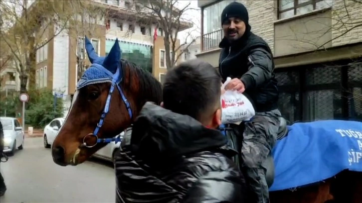 Küresel ısınmaya dikkat çekmek için atla sipariş dağıttı