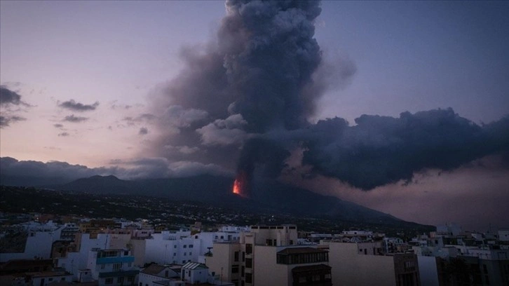 La Palma Adası'nda volkandan çıkan lavlar 24 günde 1458 binayı yakıp yıktı