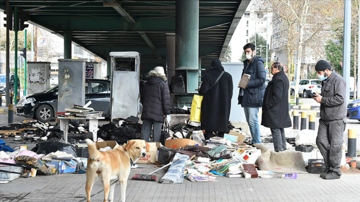 Lübnan'da köprü altını kütüphaneye çeviren evsiz adam yangında tüm kitaplarını kaybetti