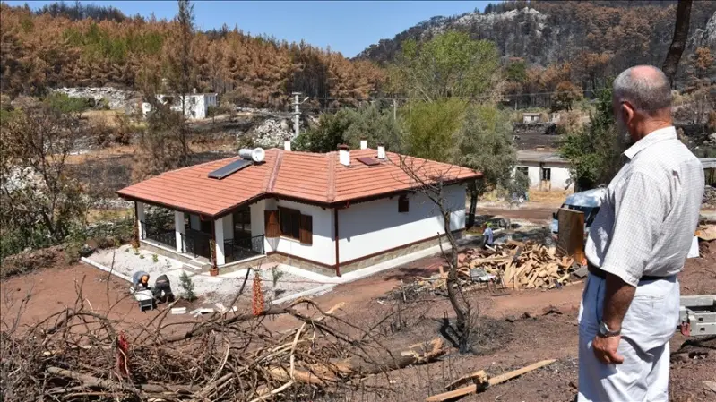 Marmaris'te orman yangınında evleri yanan Şahin çifti yeni yuvalarına kavuştu