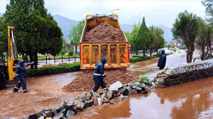 Marmaris'te su basan ev, iş yeri ve caddelerde temizlik yapılıyor