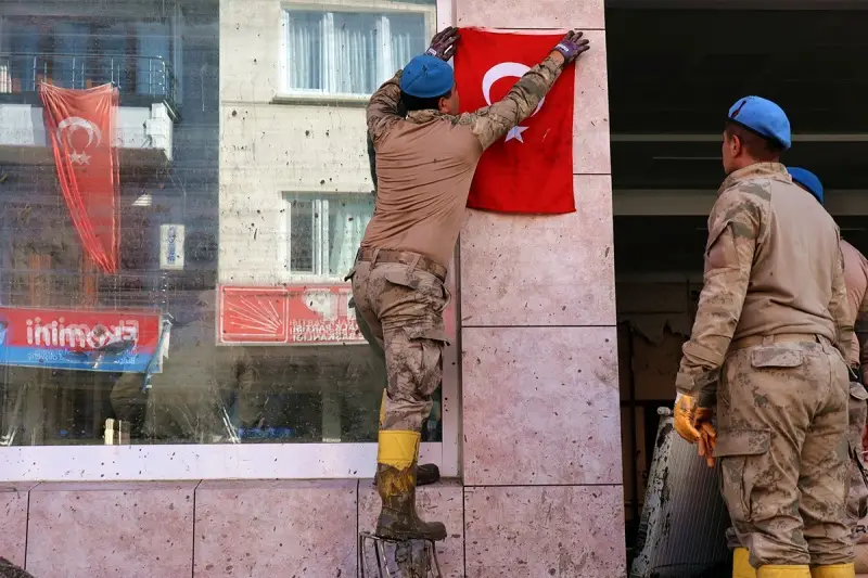 Mehmetçik sel bölgesinde bayrak sevgisini bir kez daha gösterdi