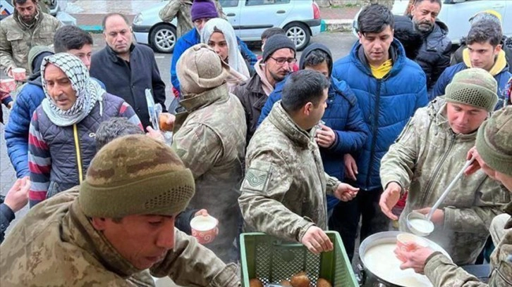 Mehmetçikten deprem bölgesindeki vatandaşlara sıcak yemek desteği