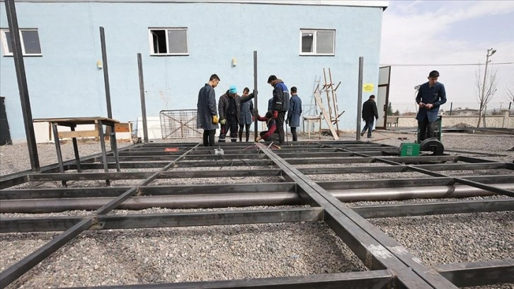 Meslek liseliler depremzede öğrenciler için konteyner sınıf üretiyor