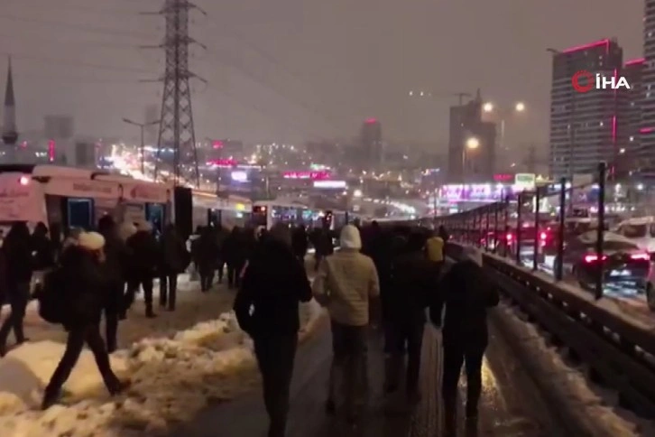 Metrobüs yolda kaldı, vatandaşlar inip yürümek zorunda kaldı