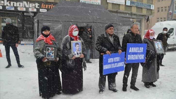 Muşlu anneler kar altında evlat nöbetini sürdürdü