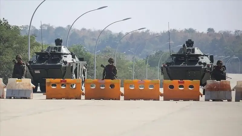 Myanmar'da ordunun darbe karşıtı grupla çatışmasında Çin sınırı ötesine havan topu düştü