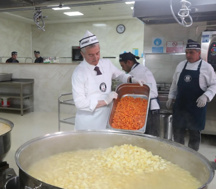 TAHMAZOĞLU VATANDAŞLAR İÇİN KENDİ ELLERİYLE YEMEK YAPTI