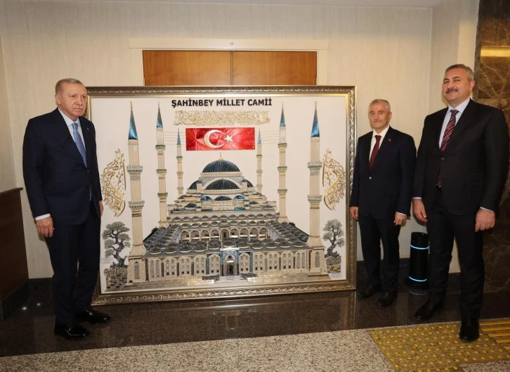 CUMHURBAŞKANI ERDOĞAN&rsquo;A BAŞKAN TAHMAZOĞLU&rsquo;NDAN ANLAMLI HEDİYE