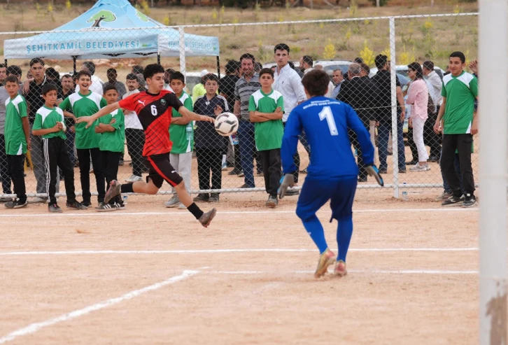 ŞEHİTKAMİL'DEN ÖĞÜMSÖĞÜT’E FUTBOL SAHASI