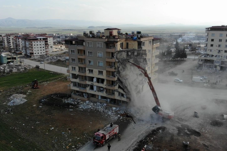 Nurdağı'nda ağır hasarlı binaların yıkımı sürüyor