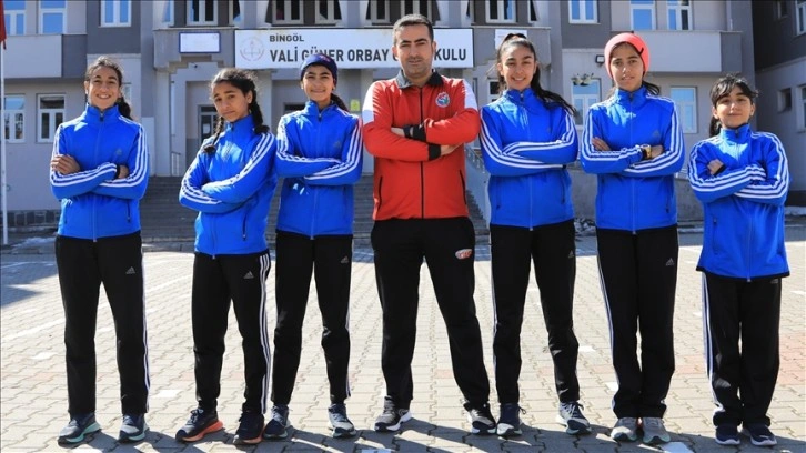 Okula devam sıkıntısı yaşarken atletizmde Türkiye şampiyonluğuna uzandılar