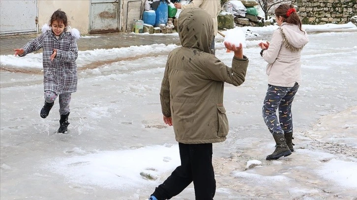 Okulların tatil edildiği Hatay'da çocuklar karın tadını çıkardı