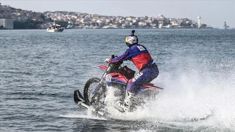 Özel yapım motosikletiyle su üzerinde İstanbul Boğazı'nı geçti