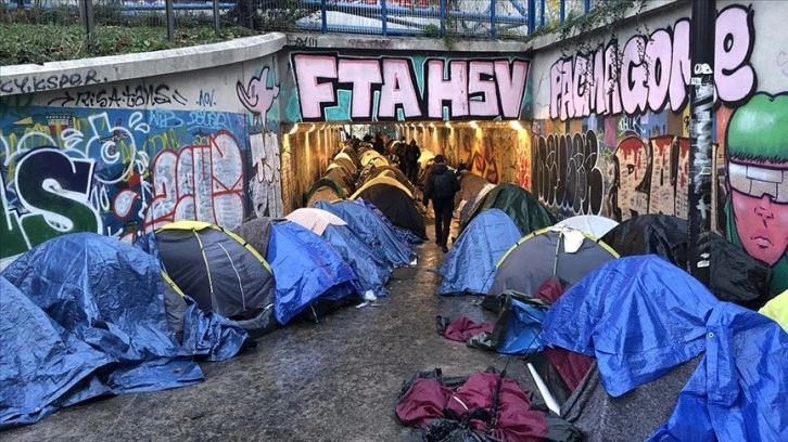 Paris'te göçmenlere yönelik kılıçlı saldırı