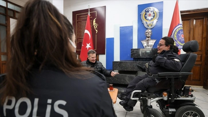 Polislik özlemini her gün gittiği karakolda gideriyor