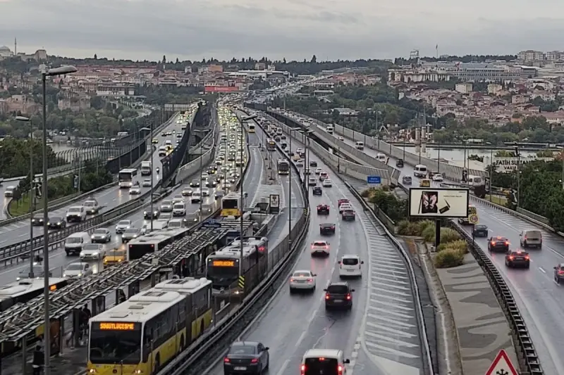 Sabah saatlerinde etkili olmaya başlayan yağmur trafik yoğunluğu oluşturdu