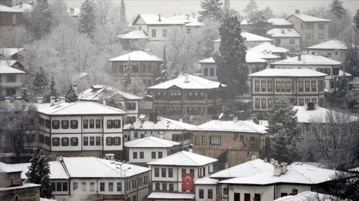 Safranbolu'nun tarihi konakları karla beyaza büründü