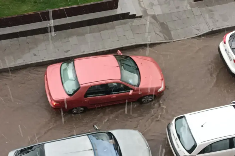 Sağanak yağışla saniyeler içerisinde caddeler göle döndü, araçlar güçlükle ilerledi