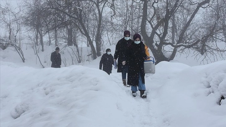 Sağlık ekiplerinden Hakkari'nin zorlu coğrafyasında 'aşı' seferberliği