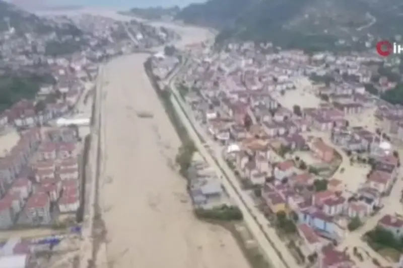 Sahil Güvenlik Komutanlığı'ndan selde mahsur kalan vatandaşlara helikopter desteği