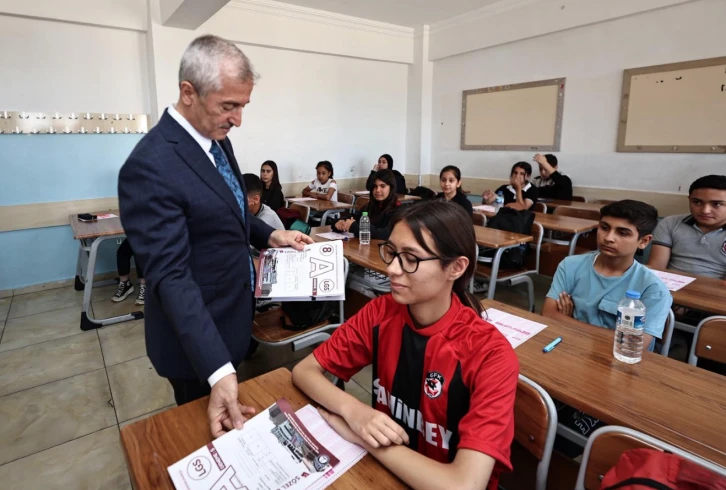 ŞAHİNBEY BELEDİYESİ’NDEN ÖĞRENCİLERE DENEME SETİ DESTEĞİ
