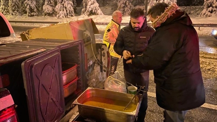 Sakarya Valiliği kar yağışı nedeniyle otoyolda bekleyenlere çorba ikram etti