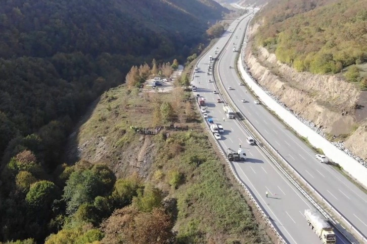 Samsun’da kaza yeri havadan görüntülendi: 3 şeritli yoldan dereye uçmuş