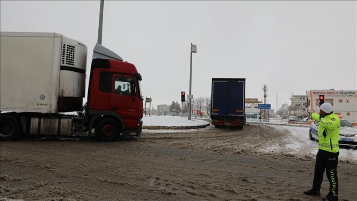 Şanlıurfa-Osmaniye illeri arasındaki yollar kar yağışı nedeniyle tırlara kapatıldı