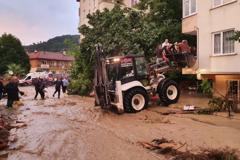 Savaş alanına dönen ilçede mahsur kalanlar kepçe ile kurtarılıyor