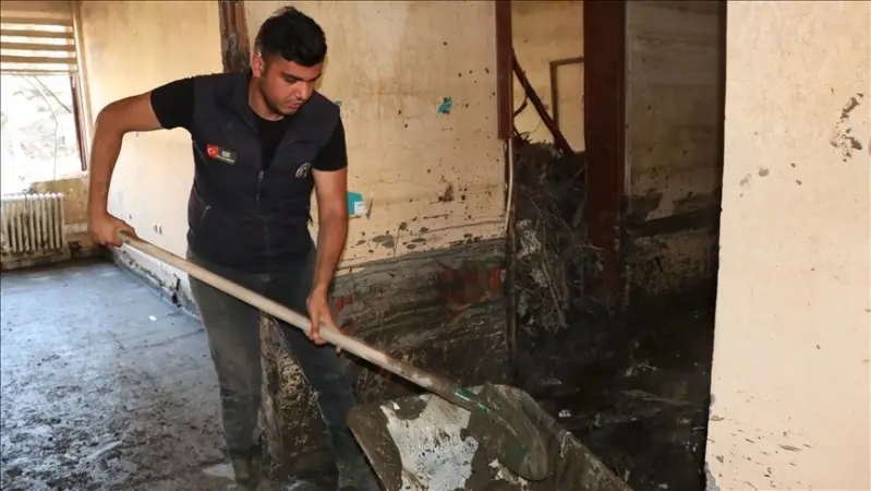 Selde evini kaybeden orman muhafaza memuru, felaketin iş yerindeki izlerini silmek için çalışıyor