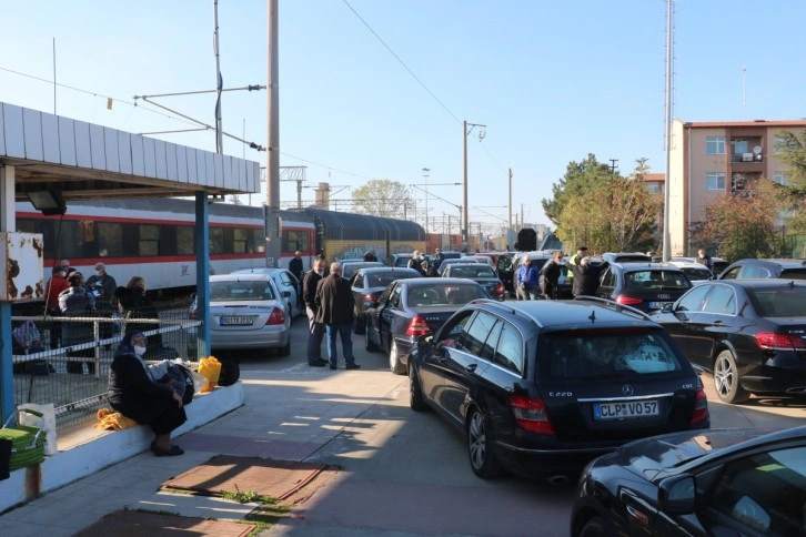 Sezonun son gurbetçileri dönüş yolunda arabalı treni tercih etti