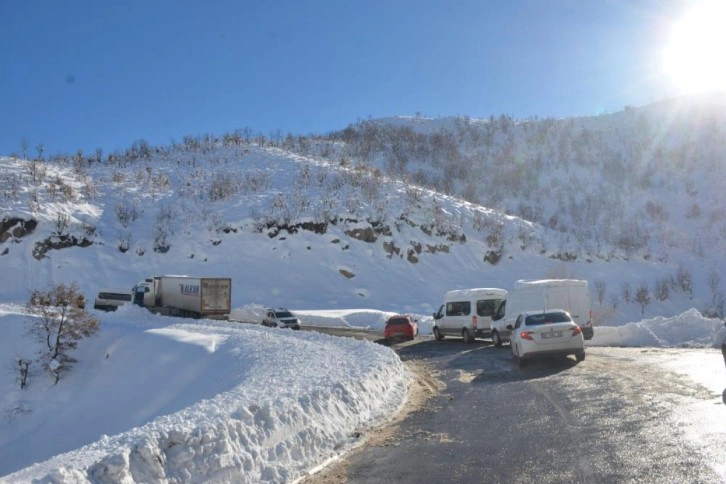 Şırnak-Hakkari karayolunda sürücülerin zor anları