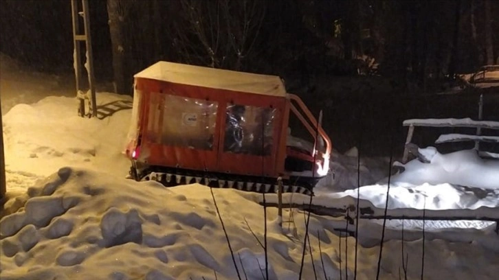 Sivas'ta ekipler yolu kapanan köydeki hasta için seferber oldu