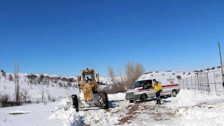 Sivas'ta ekipler, yolu kardan kapanan köydeki hasta için seferber oldu