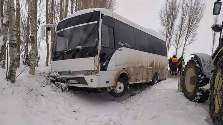 Sivas'ta öğrenci servislerinin çarpışması sonucu 27 öğrenci hafif yaralandı