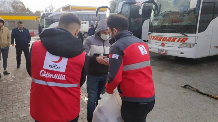 Sivas'ta tipinin geçmesini bekleyen yolculara Türk Kızılayından kumanya ve yemek